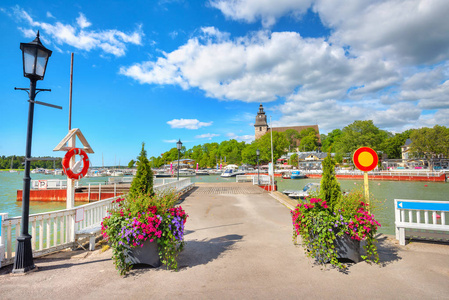 码头与船只和游艇和景观的小度假城镇Naantali。 芬兰