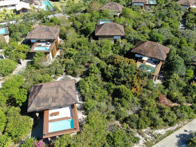 热带森林带游泳池的豪华别墅鸟瞰图.