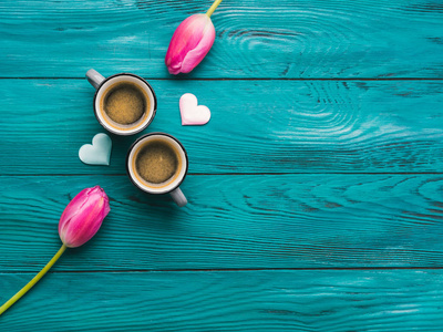 两个咖啡杯, 心和花。情人节