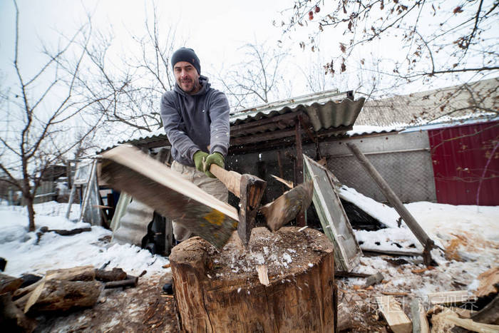在樵夫伐木工人外面劈砍劈砍柴