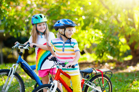 骑自行车上学图片