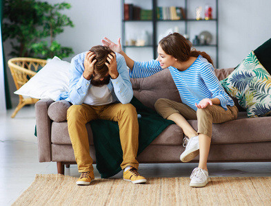 忧虑的黑发人在家庭中感到不快乐一对年轻夫妇在街上吵架.