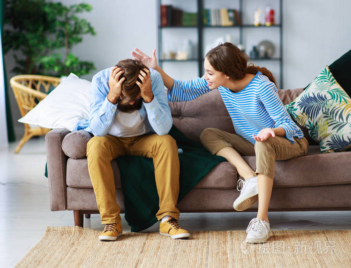 一对夫妇在家庭冲突中争吵