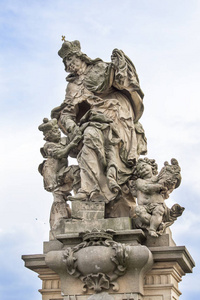 布拉格查尔斯桥上的雕像。 布拉格老城的建筑