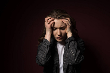 紧张疲惫的年轻女子有强烈的紧张头痛.