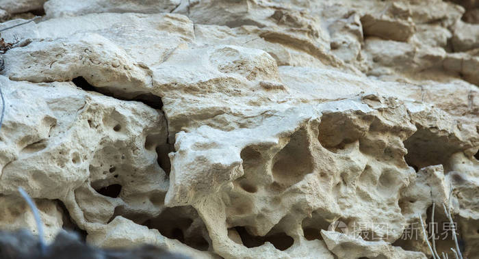 石灰岩岩石塌陷表面的风景如画的背景风化石岩石巨大的裂缝和被冲刷的