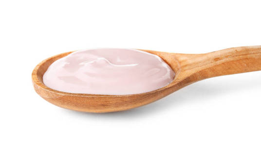 在白色背景特写镜头上加奶油酸奶的勺子
