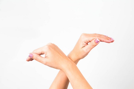 自由的梦想女人用双手做鸟的手势作为自由或梦想的象征.