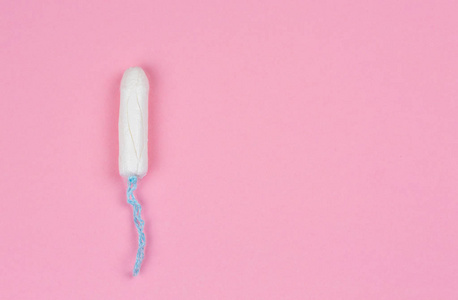 粉红背景卫生保护上的卫生卫生卫生棉。 女性危重日妇科月经周期。