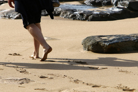 地中海沿岸沙滩上的脚印