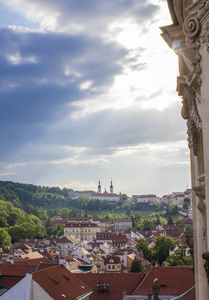 从圣彼得大教堂的塔楼俯瞰布拉格。 布拉格的全景。 布拉格老城的建筑