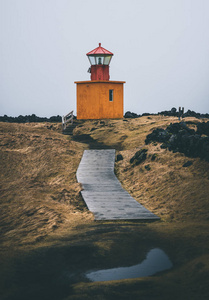 冰岛西部斯奈夫尔斯内斯半岛的橙色灯塔 skalasnagi 塔, 阴云密布