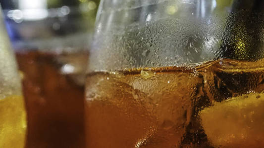 酒精开胃酒只供应冷和冰。 眼镜的颜色是红色和黄色的，有传统的吸管。