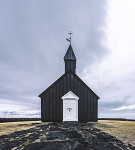 冰岛斯纳菲尔斯半岛地区著名的风景如画的布迪尔黑色教堂, 在大雪天气下
