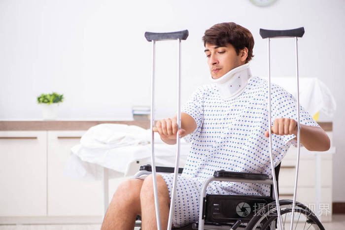 医院坐轮椅真实照片图片