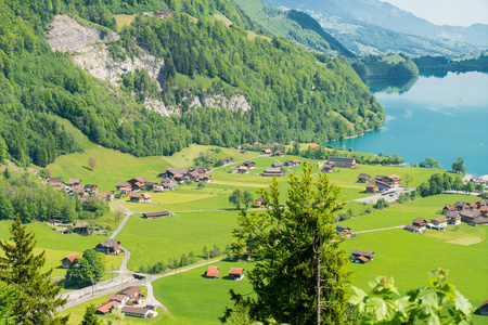 瑞士阿尔卑斯山景观瑞士壮观的山景和萨南湖Sarnersee全景