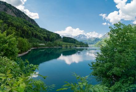 瑞士阿尔卑斯山景观瑞士壮观的山景和萨南湖Sarnersee全景