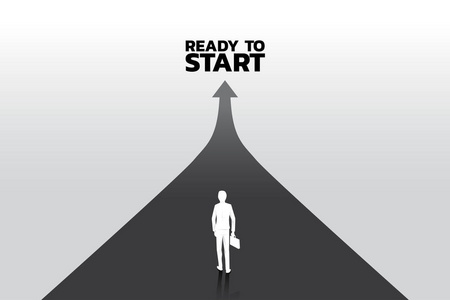 商人的轮廓与公文包向前走在箭头轨道上.