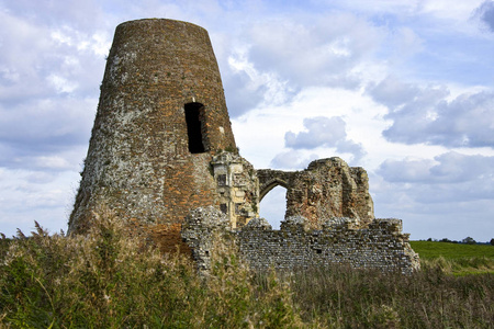 圣贝尼特修道院的废墟在霍姆附近的霍伊诺福克布罗德在英格兰东南部。 修道院是在诺曼征服之前建立的，但是这座废墟的墙壁只能追溯到14