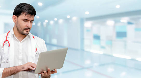 医生在医院用笔记本电脑。 医疗保健和医生服务。