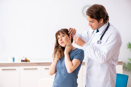 听力有问题的病人访问医生耳鼻咽喉地质