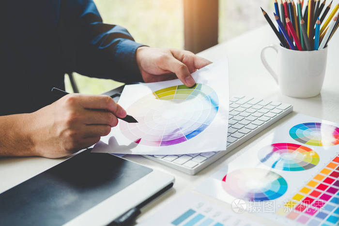 平面设计师在工作场所绘制图形平板电脑