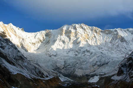 从安纳普尔纳南部大本营尼泊尔喜马拉雅山俯瞰安纳普尔纳山全景