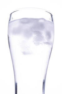 玻璃里有冰块的水。 白色背景