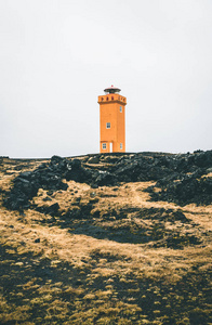 冰岛西部斯奈夫尔斯内斯半岛的橙色灯塔 skalasnagi 塔, 阴云密布