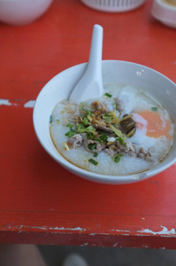 在泰国安普帕孔高拉特开玩笑的昆帕餐厅，提供米汤或粥碎猪肉和鸡蛋内脏