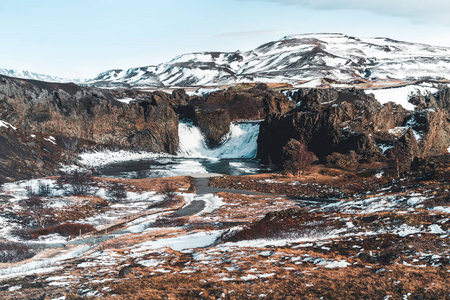 著名的 hjalparfoss 双瀑布在冰岛南部与天空和云。在冰岛徒步。旅游和景观摄影概念