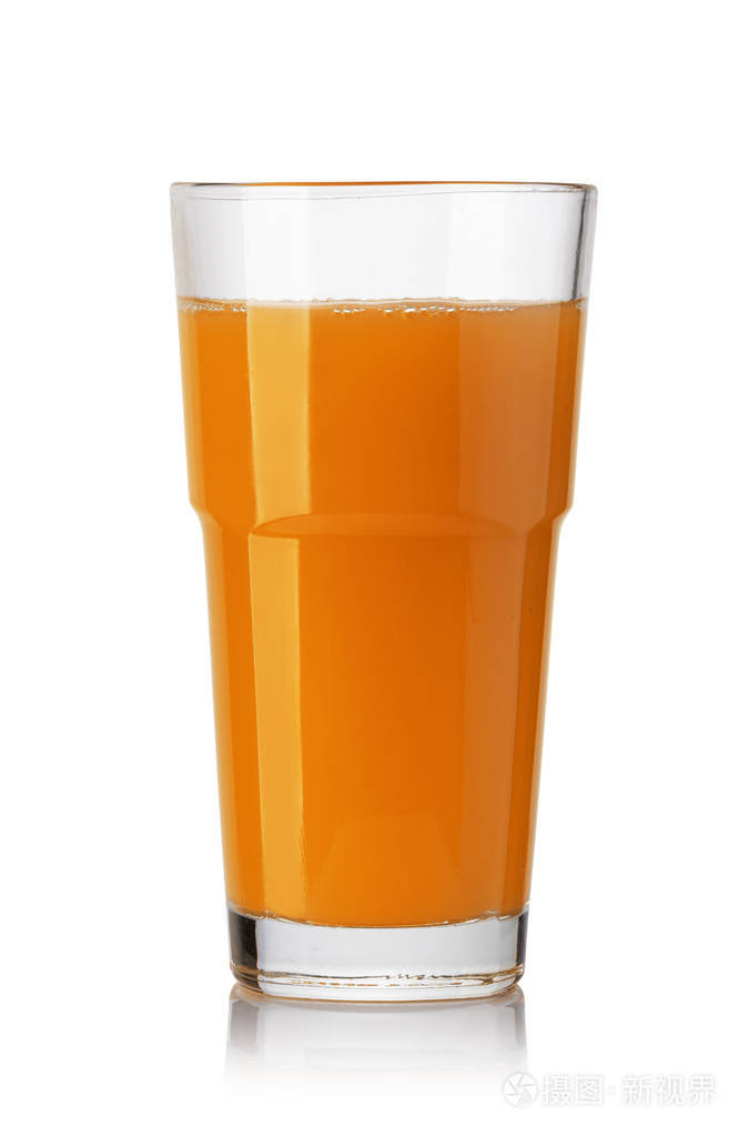 白色背景下的一杯果汁