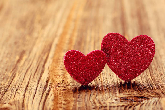 两颗心在木背景上的情人节和空的空间文本关闭老式的vie.