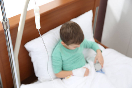 医院输液室婴儿在病床上静脉输液,重点是滴注室照片