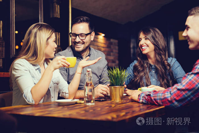 照片 朋友们微笑着坐在咖啡店里喝咖啡,一起享受. 图像.jpg
