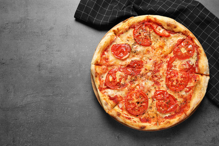 热奶酪披萨玛格丽特灰色背景顶部视图。 文本空间