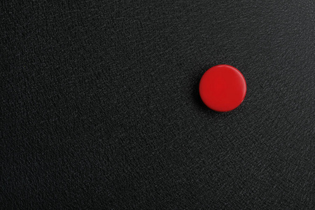 明亮的红色塑料磁铁黑色背景顶部视图与文字空间