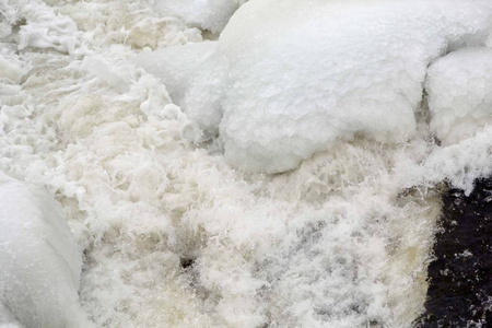 冰寒的水在冬天的死寂中从流动的河流中溅出