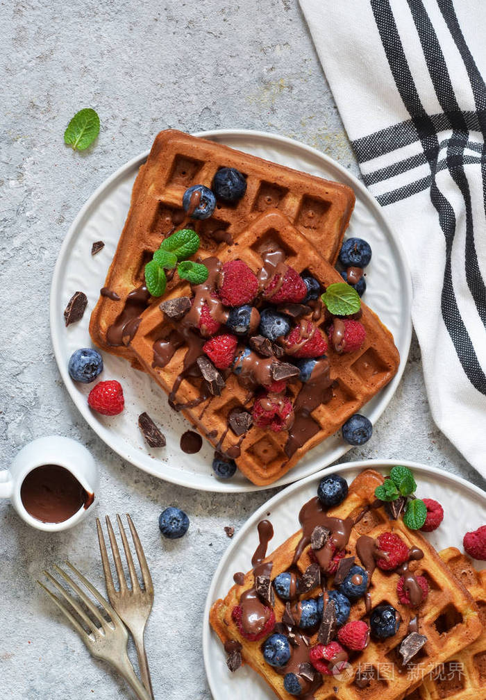比利时华夫饼配浆果和巧克力酱. 从上面看.照片-正版商用图片18pf8i-