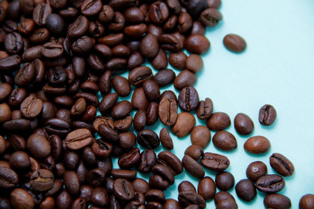 蓝色背景上的咖啡豆