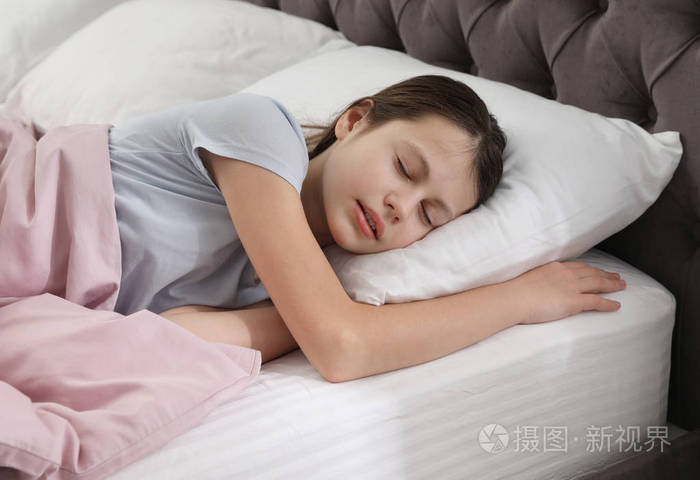 睡在家里的小女孩