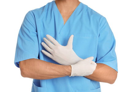 男医生在白色背景下戴上橡胶手套。 医疗器械