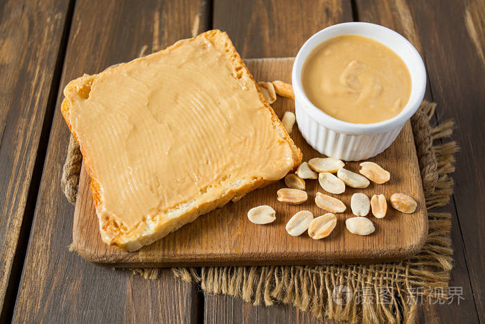 木制表面的花生酱三明治