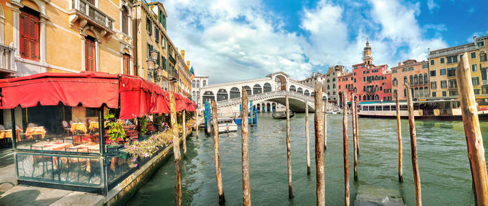 威尼斯晴天大运河和著名的里尔托桥的全景。 意大利