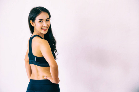 强壮自信的亚洲女人在健身健身房。 健康的生活方式概念。