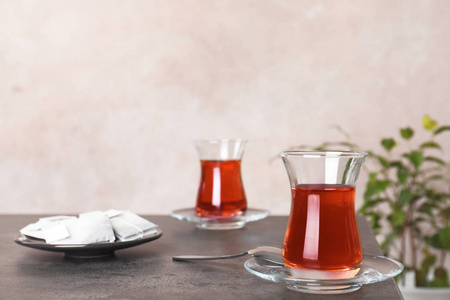 传统的土耳其茶杯在桌子上。 文本空间