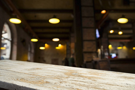 图像的木桌在前面的抽象模糊背景餐厅灯