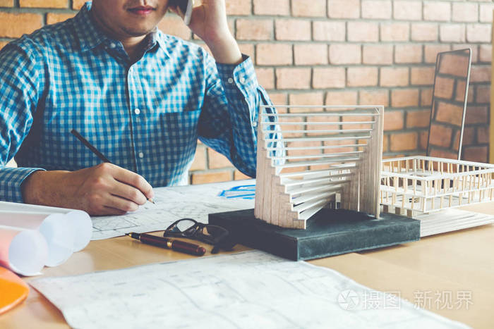 建筑师或工程师在办公室工作蓝图.建筑师工作场所