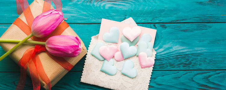 带郁金香和心脏的礼品盒。情人节