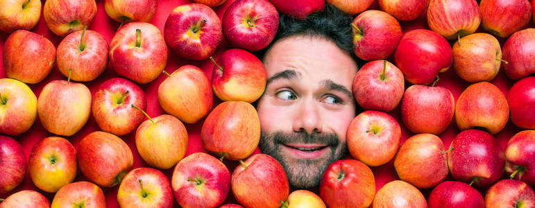 苹果飞机上笑男人的脸.为您的产品提供带有苹果的创意背景照片